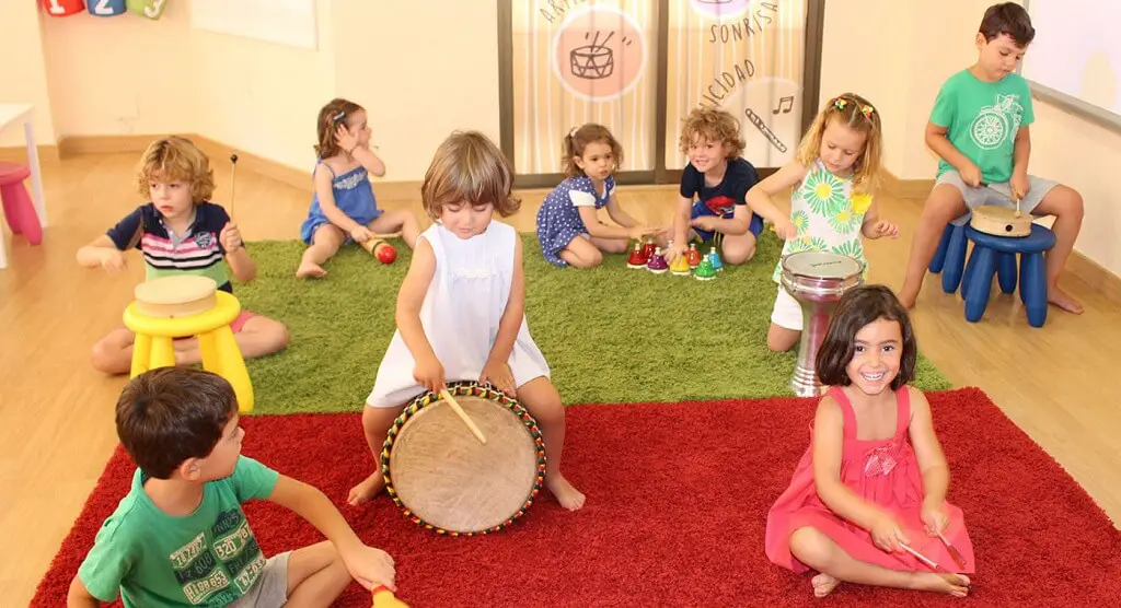 En las escuelas, un musicoterapeuta puede trabajar las necesidades específicas de los niños