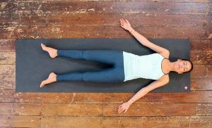 La práctica diaria de esta postura, condiciona el cuerpo para ayudar a liberar el estrés y se logra mejorar la sensación de bienestar