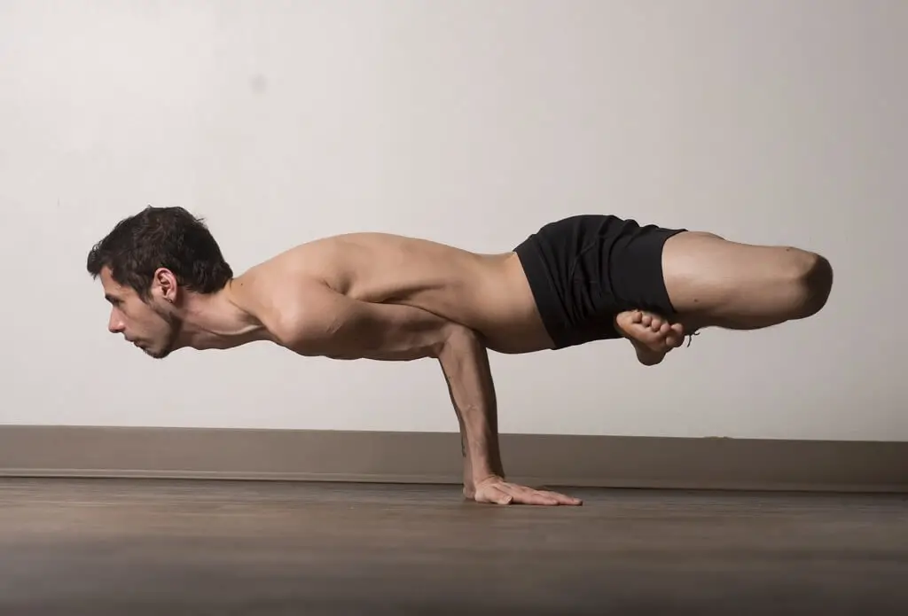 El yoga requiere altos niveles de fuerza corporal