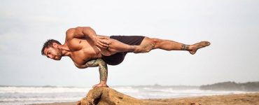El yoga para hombres nutre al cuerpo de fuerza, además de equilibrio y flexibilidad