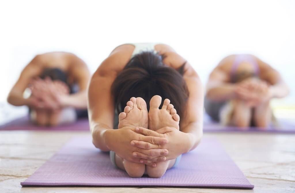 Cómo el yoga ayuda a prevenir los dolores de cabeza