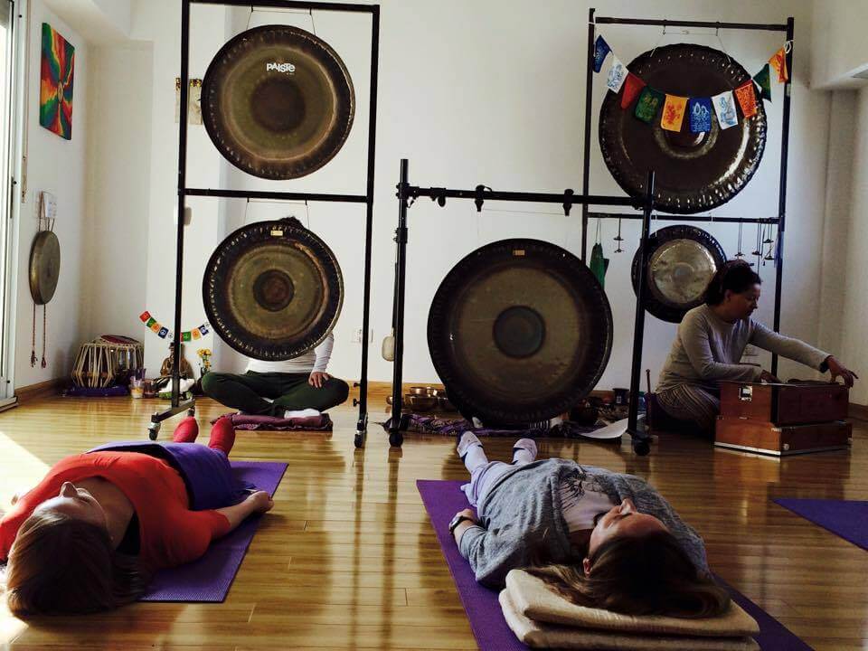 Una sesión de gongs en Dharam estudio, después de una clase de Kundalini Yoga.