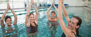 Aqua yoga es una actividad de bajo impacto. Se aprovechan los beneficios del agua para realizar asanas de forma suave y controlada.