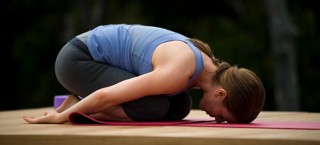Balasana, la postura del niño - Relajemos.com