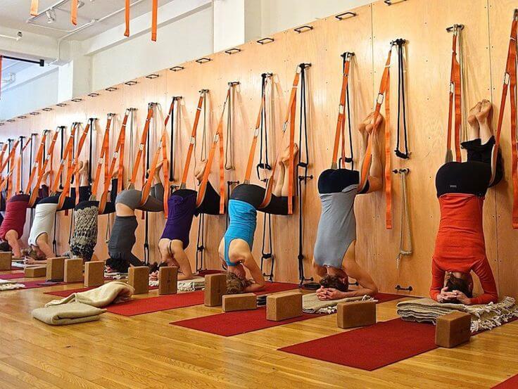 En Iyengar yoga se alienta el uso de elementos y soportes para asegurar una alineación y ejecución correcta de las asanas