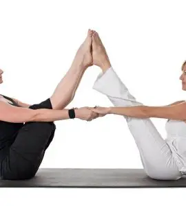 Al practicar yoga en pareja, ambas partes se unen para crear una nueva postura y disfrutar sus beneficios
