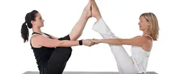 Al practicar yoga en pareja, ambas partes se unen para crear una nueva postura y disfrutar sus beneficios