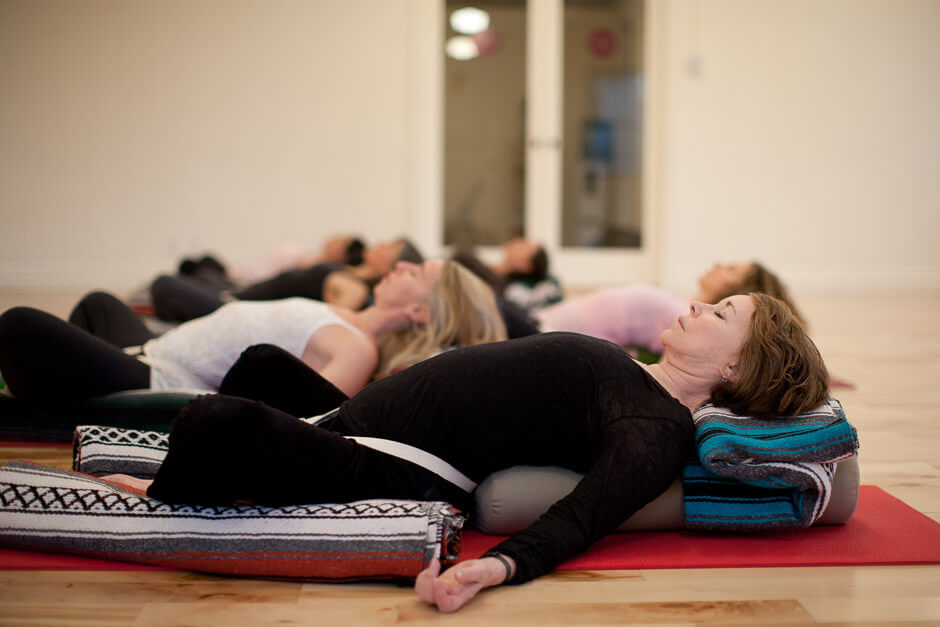 El yoga restaurativo ayuda al practicante a recuperarse de dolencias físicas y emocionales