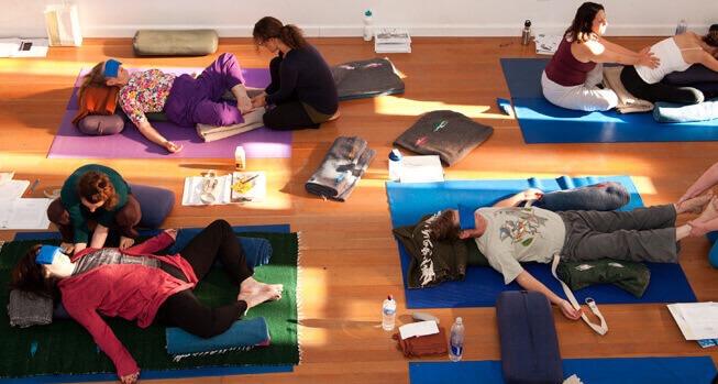 El yoga terapéutico varía según las necesidades específicas de cada individuo o grupo