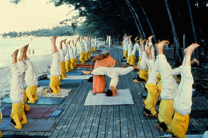 Swami Vishnudevananda llevó las enseñanzas de su guru a occidente, estableciendo el Yoga Sivananda