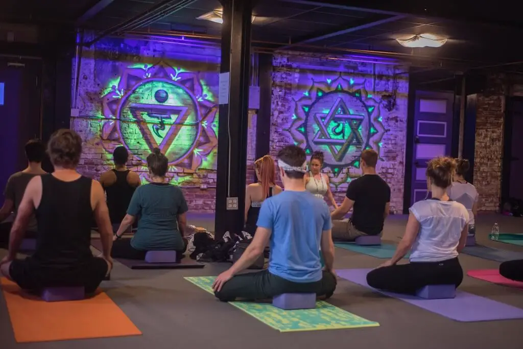 Silencio, uno de los principios básicos a respetar en una clase de yoga
