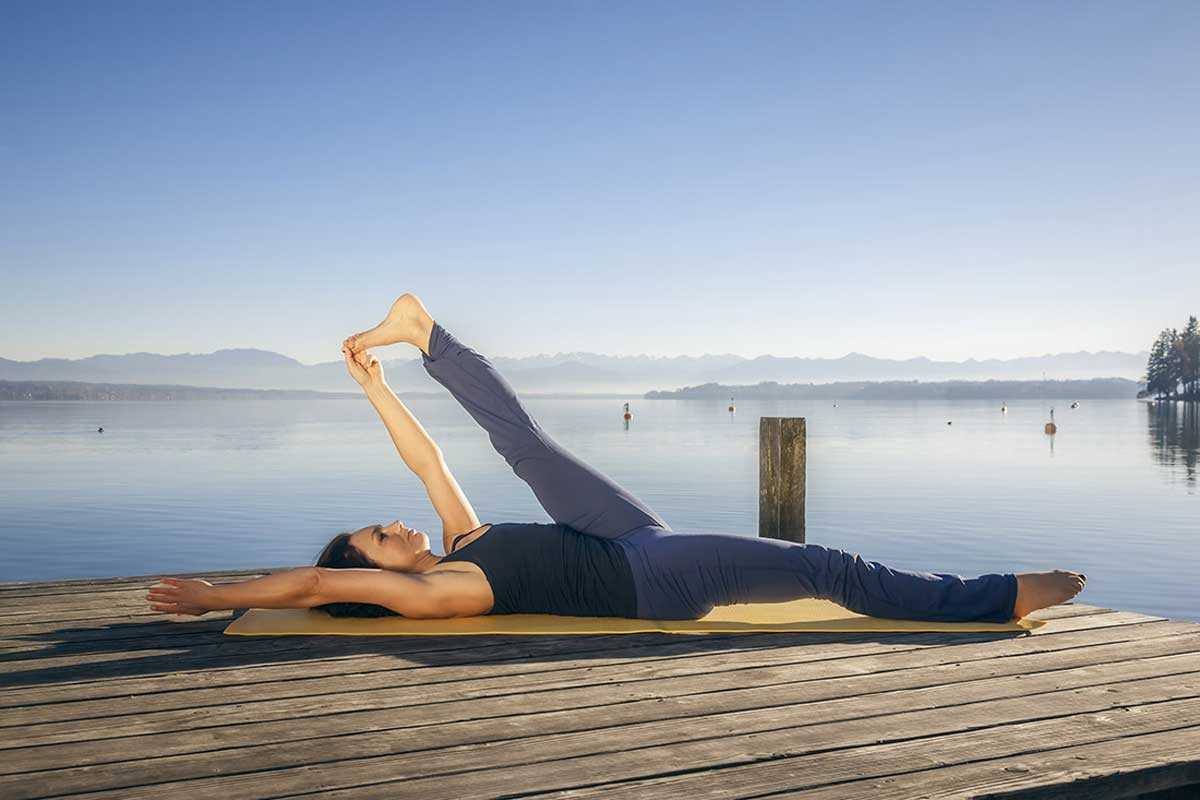 Supta Padangusthasana es una de las posturas de yoga para calmar el dolor menstural