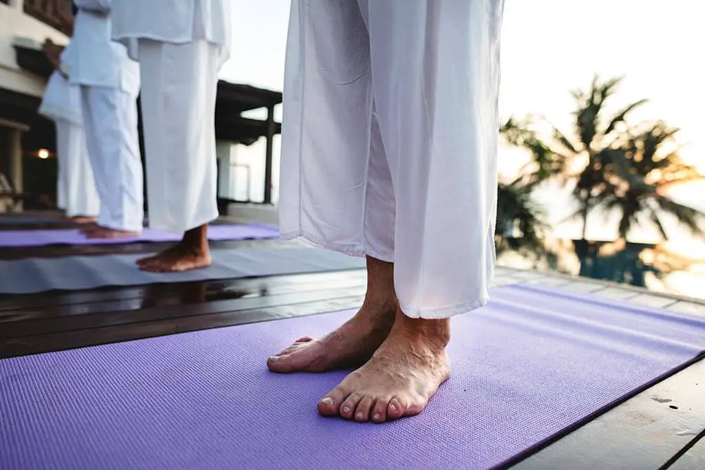 La práctica de yoga ayuda a reducir el dolor en las articulaciones causado por la artritis | Fuente: Freepik