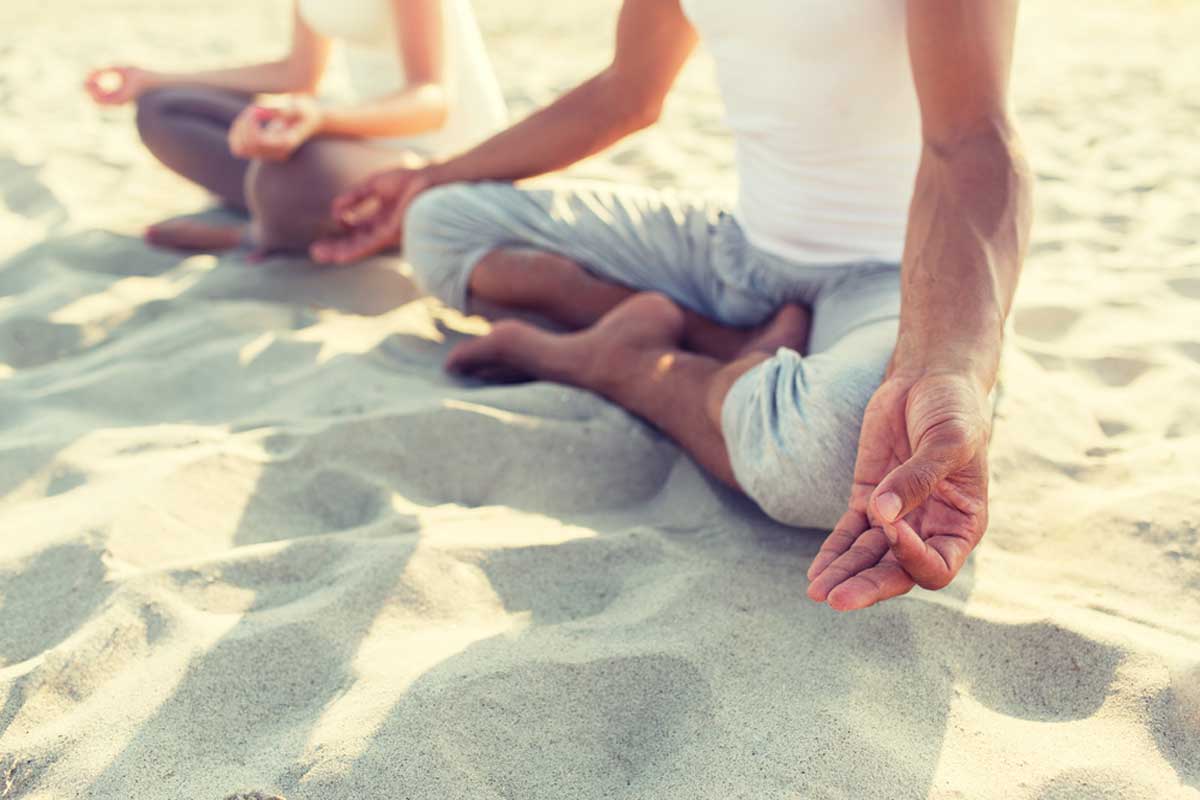 Beneficios de meditar en la playa