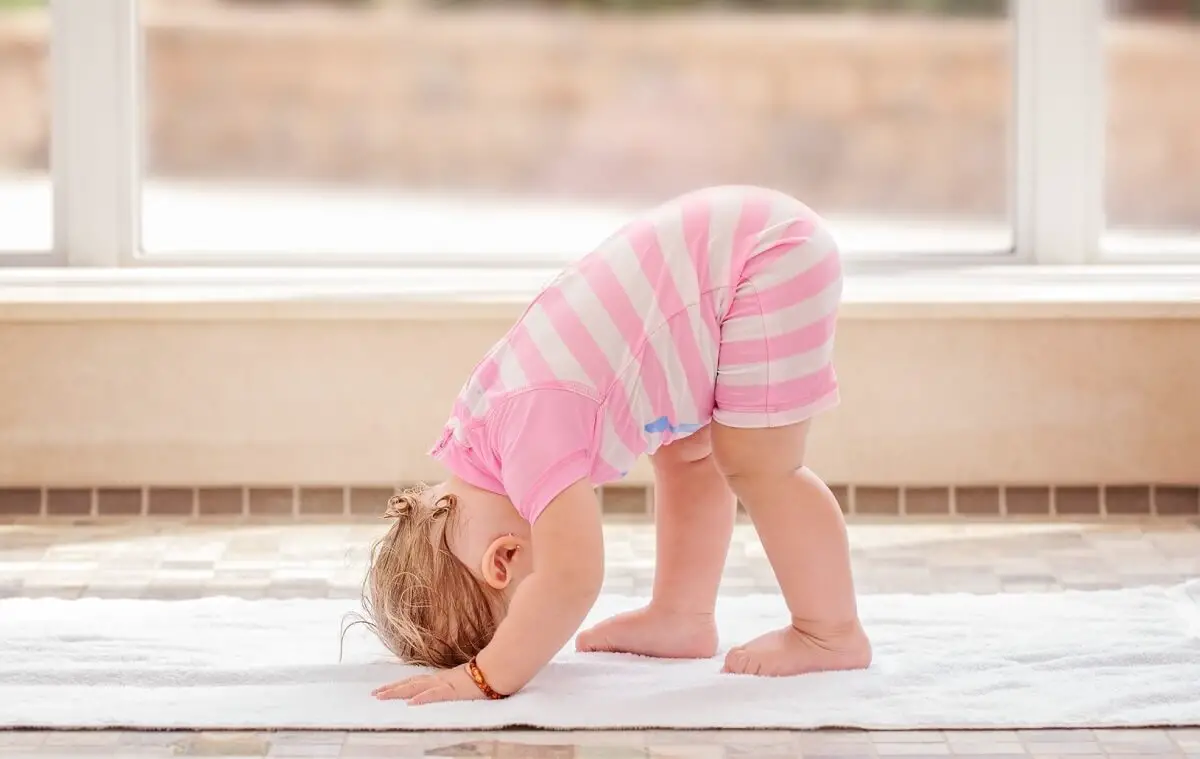 Comenzar yoga desde una temprana edad será beneficioso para el desarrollo emocional de tu hijo