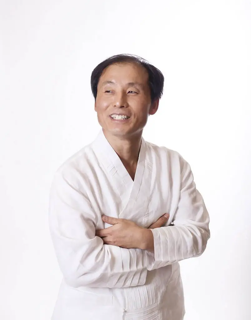 Master Oh es un maestro experto en curación energética y el fundador de Jung Shim